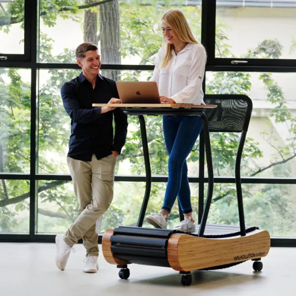 Junge Frau nutzt Laufband Schreibtisch von Walkolution Walkolution Germany
