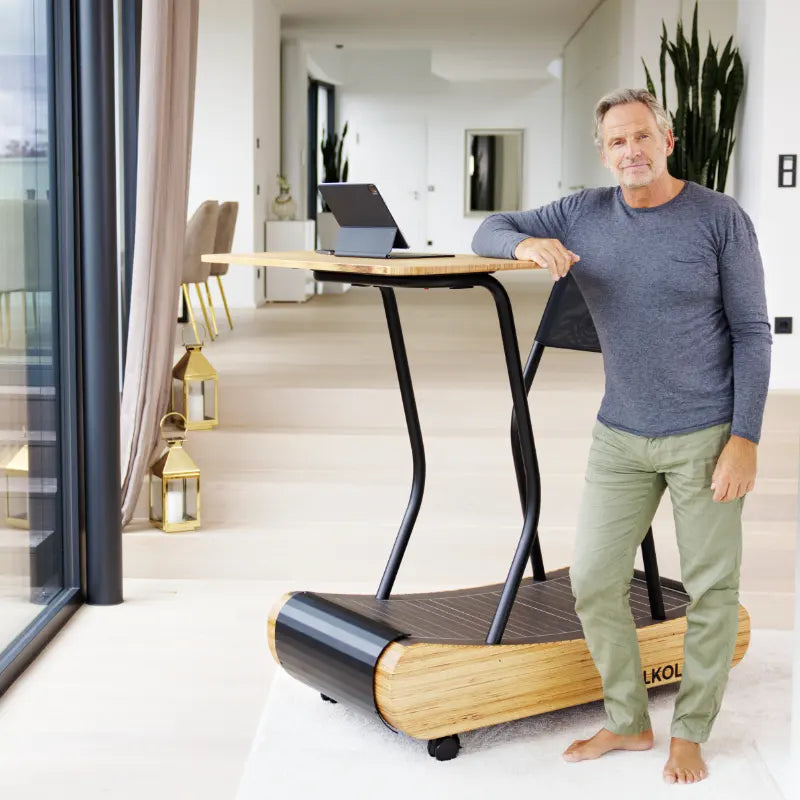 Mann mit laufband Schreibtisch von Walkolution im Wohnzimmer Walkolution Germany